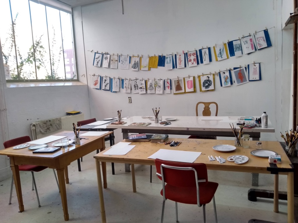 werktafels in het atelier van baldegunda
